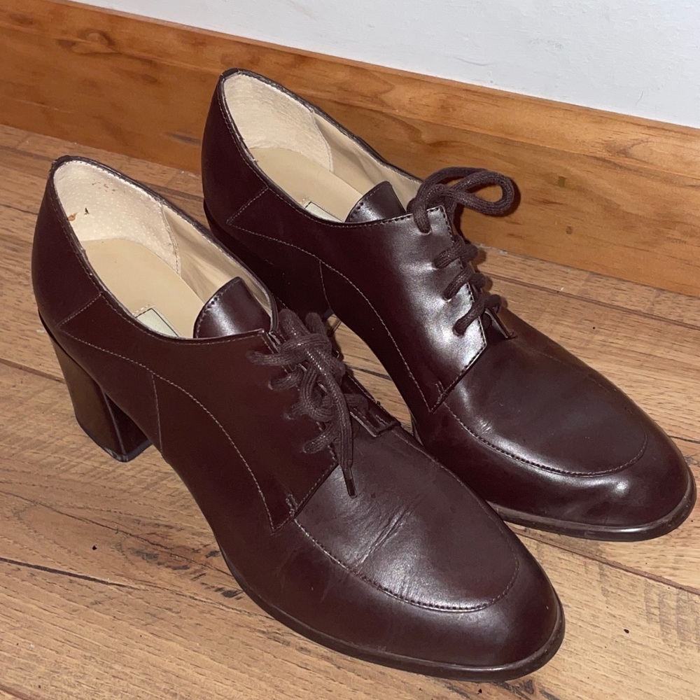 Brown leather Oxford shoes
